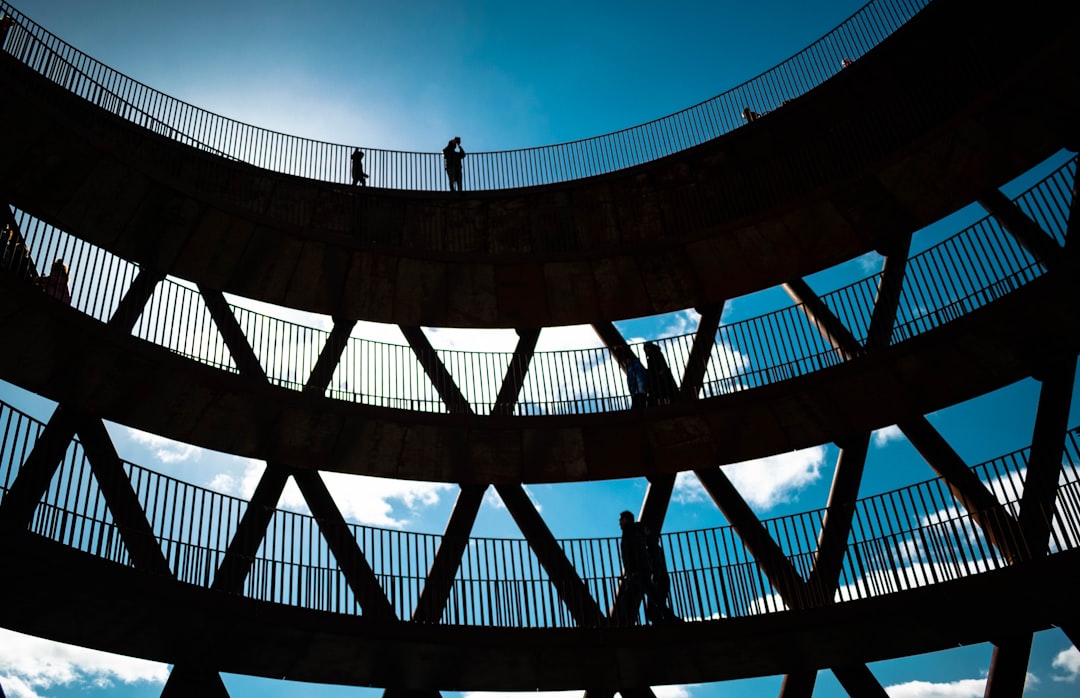 비즈니스 문서를 번역하는 모습