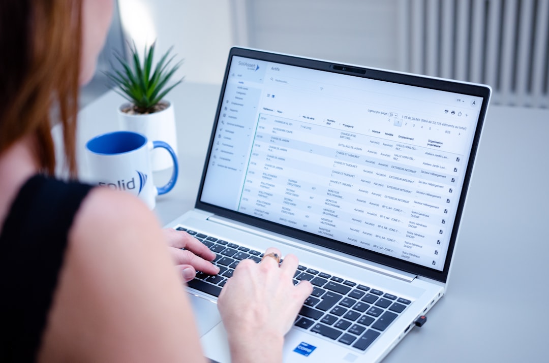 효율적인 정보 처리로 생산성을 높이는 모습