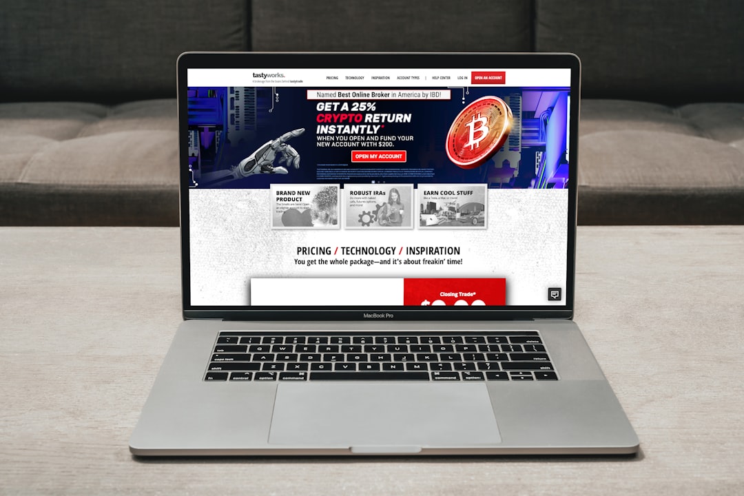 노트북 화면에 보이는 무료 온라인 도구 인터페이스