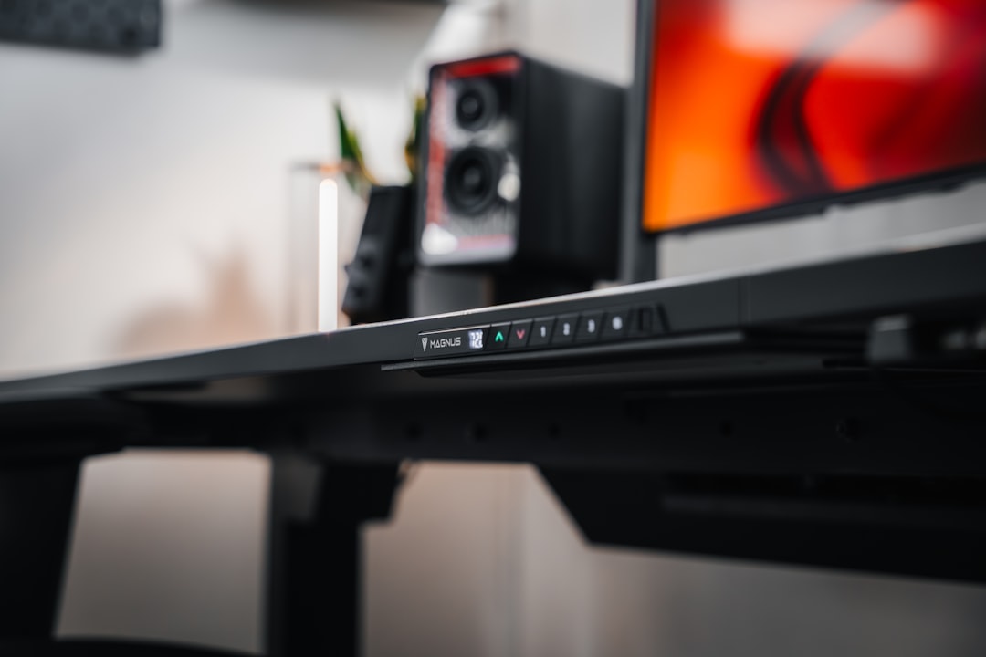 깔끔하게 정리된 업무 공간과 디지털 기기들